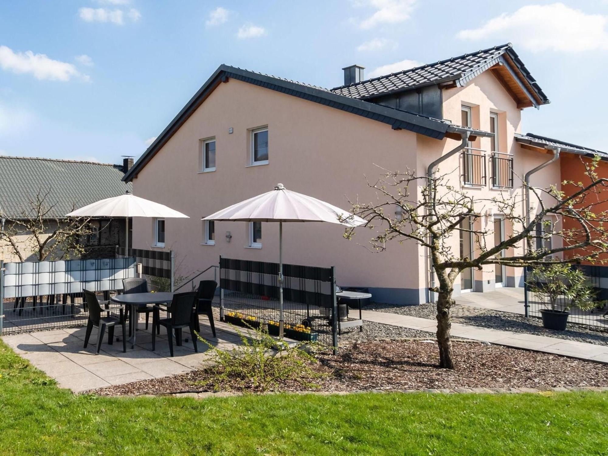 Lovely Modern Apartment With Private Terrace Ellscheid Exteriör bild
