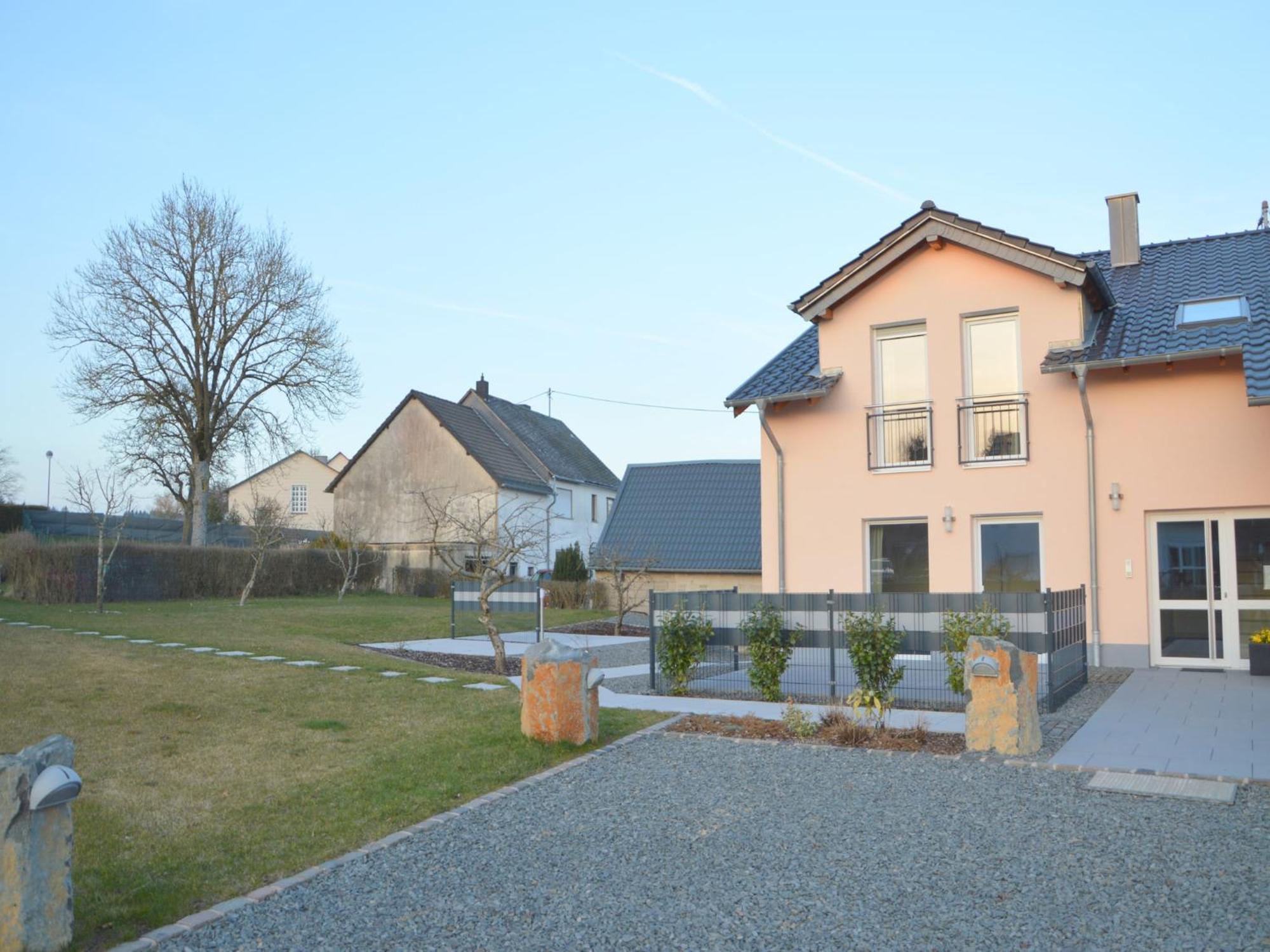 Lovely Modern Apartment With Private Terrace Ellscheid Exteriör bild